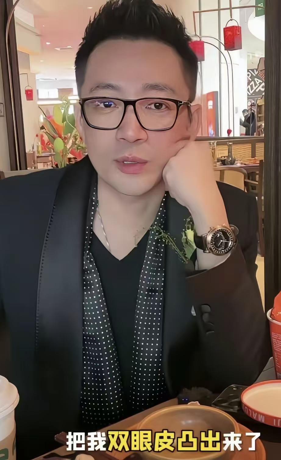 汪小菲说最近有点儿亢亢(甲亢)，他的甲状腺不好。这是骂母亲，被网友狂喷，后期的找