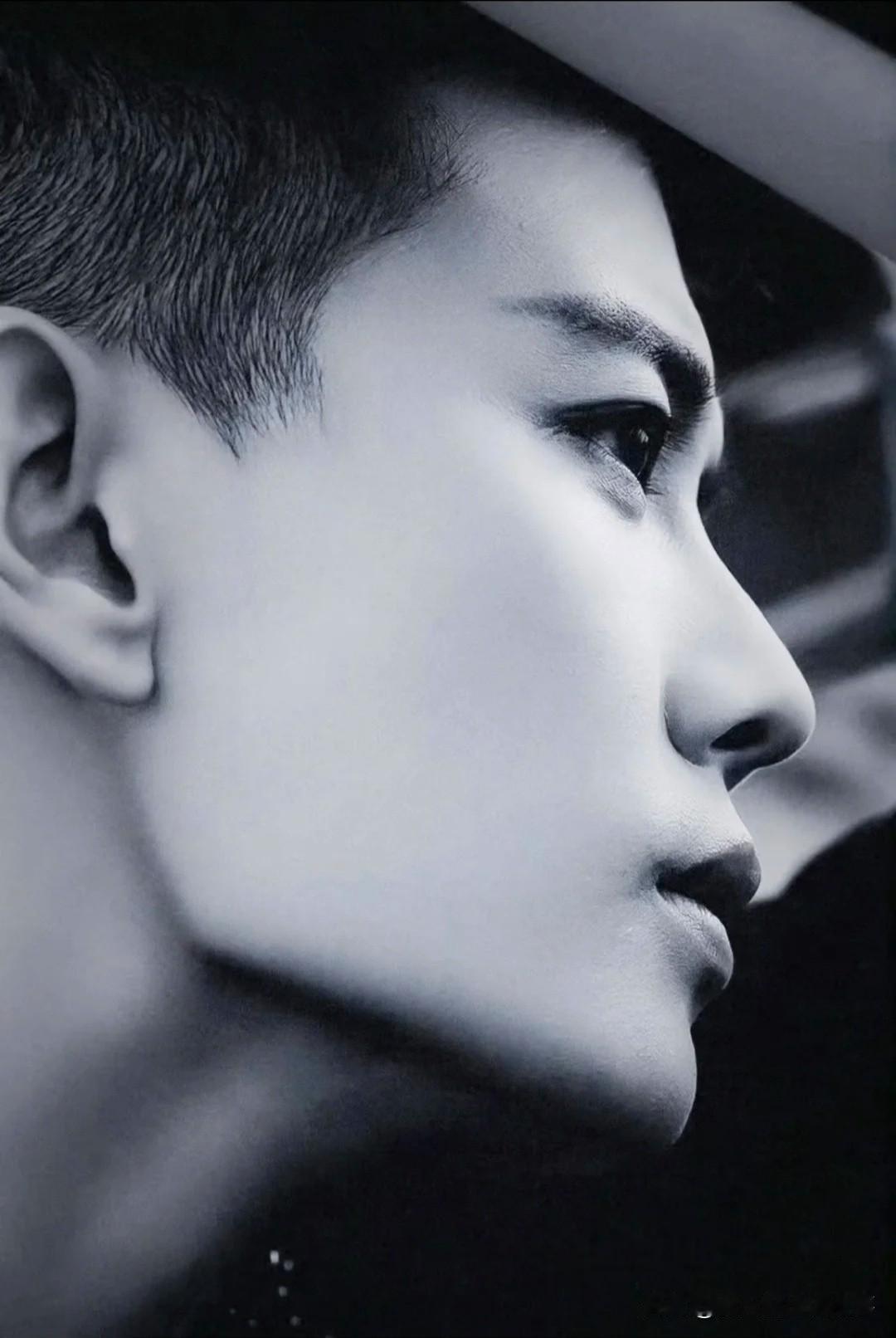 国超这个下颌线锋利程度，都说比家里的菜刀还要绝，优越到感觉连高科技都很难复刻出来