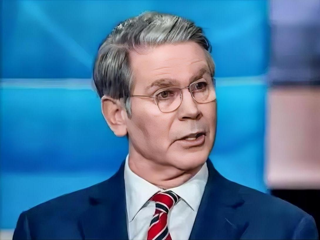 美国财长贝森特脱口而出，“美国是中国的盟友”；话音刚落，中国网友炸锅了，纷纷喊话