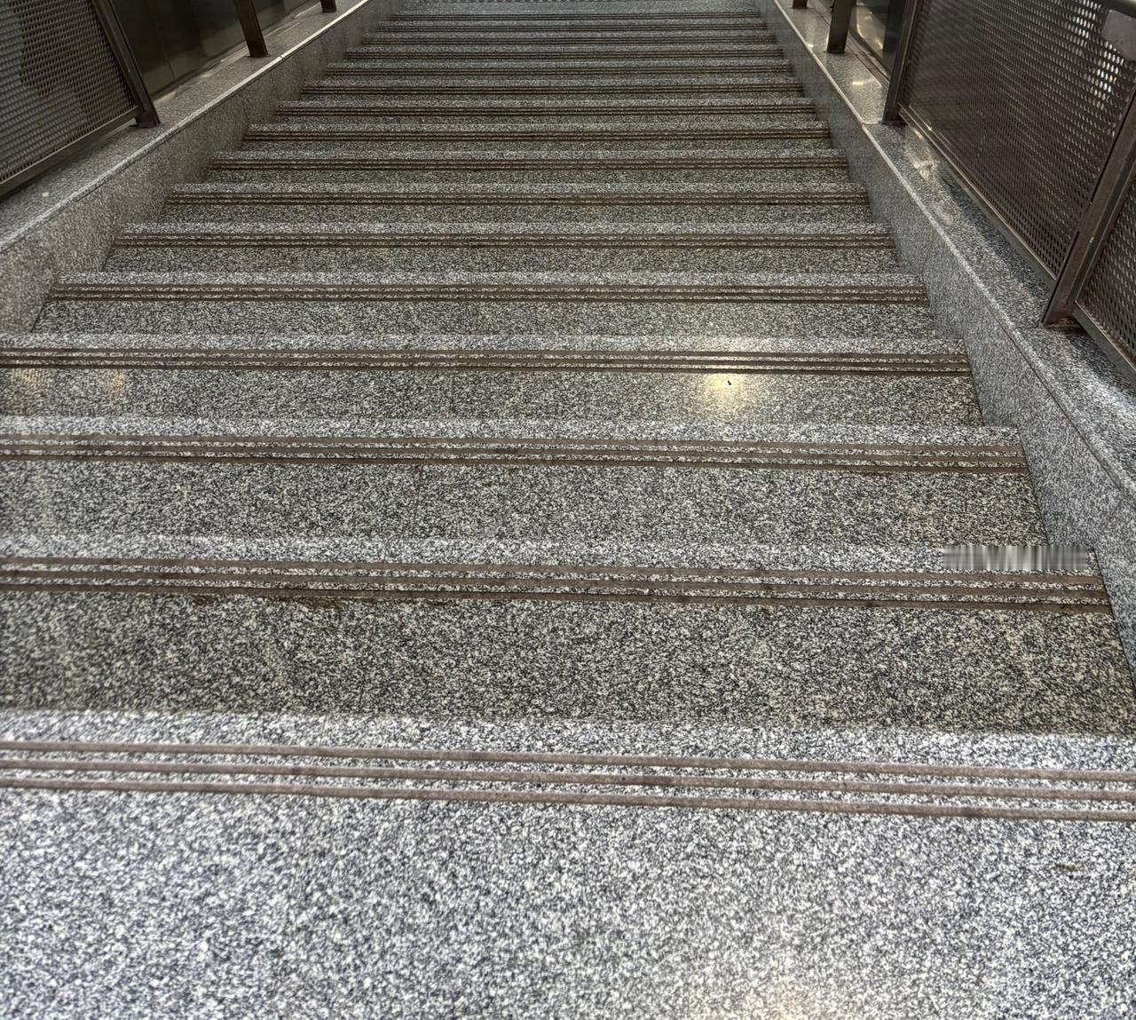 高考已经过去几个月了，昨天才知道，我同事家孩子考上了个付费的大专。

他儿子小学