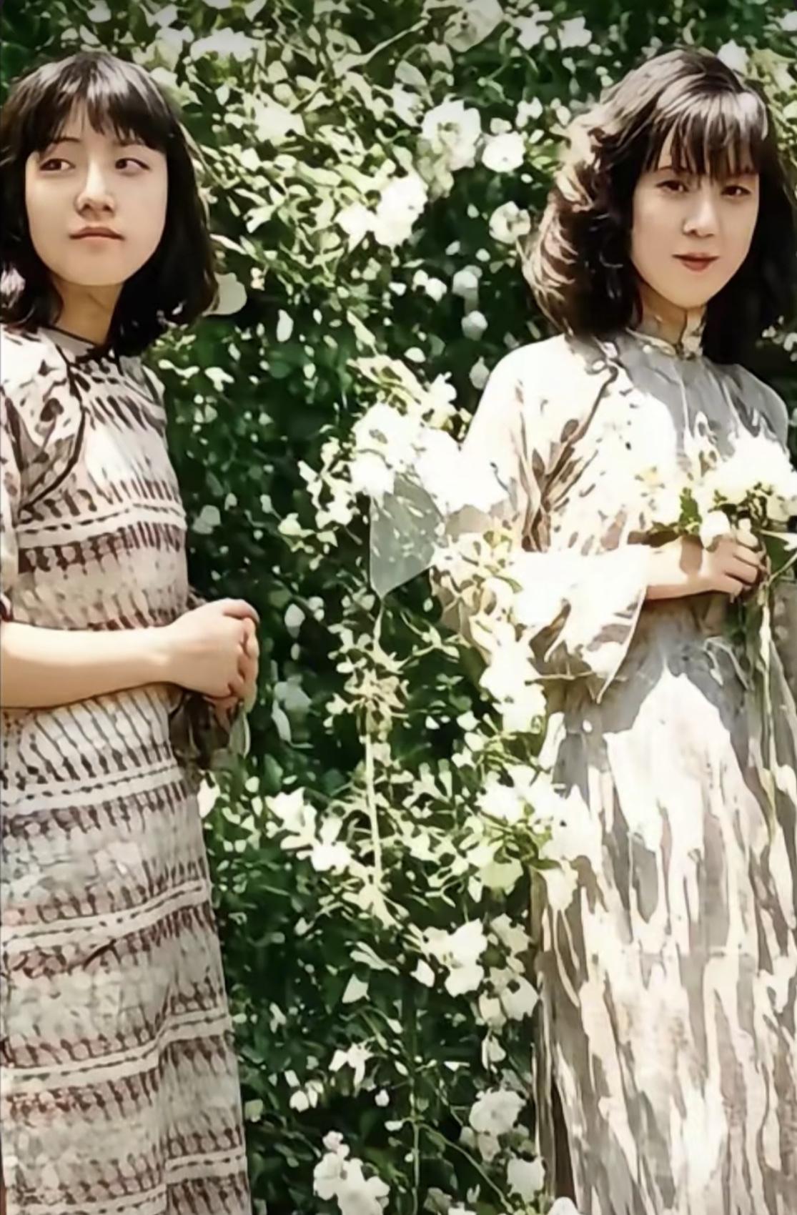 老照片：张学良的原配夫人于凤至和女儿张闾瑛，母女二人都是身穿素净旗袍，立于盛放的