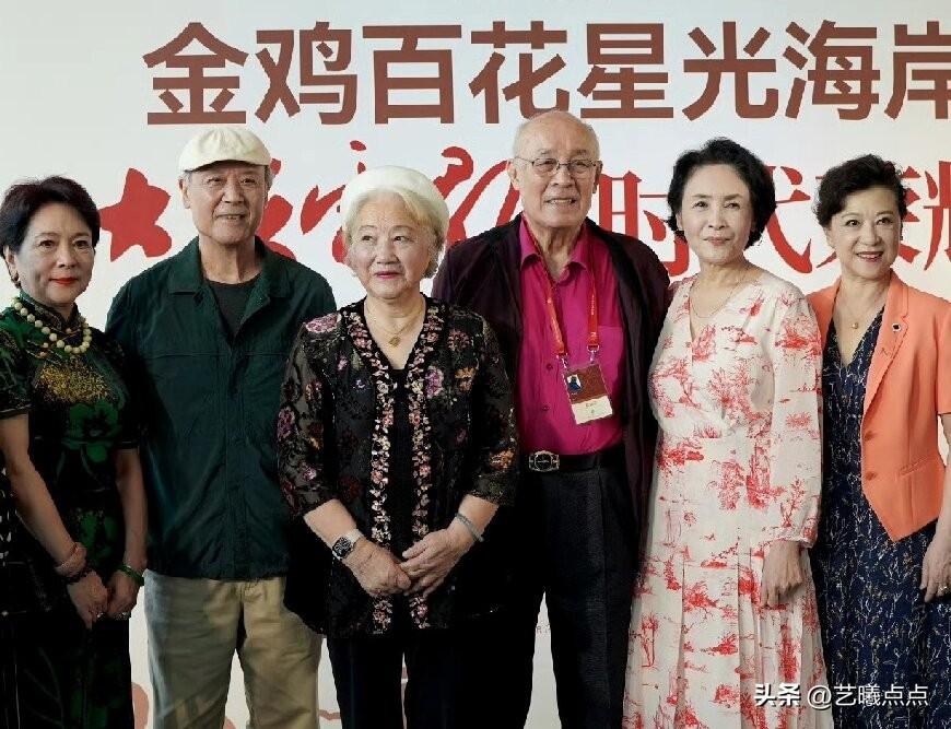 那年，金鸡百花奖的颁奖典礼现场，六位银幕上的老戏骨并肩而立，他们是祝希娟、达式常
