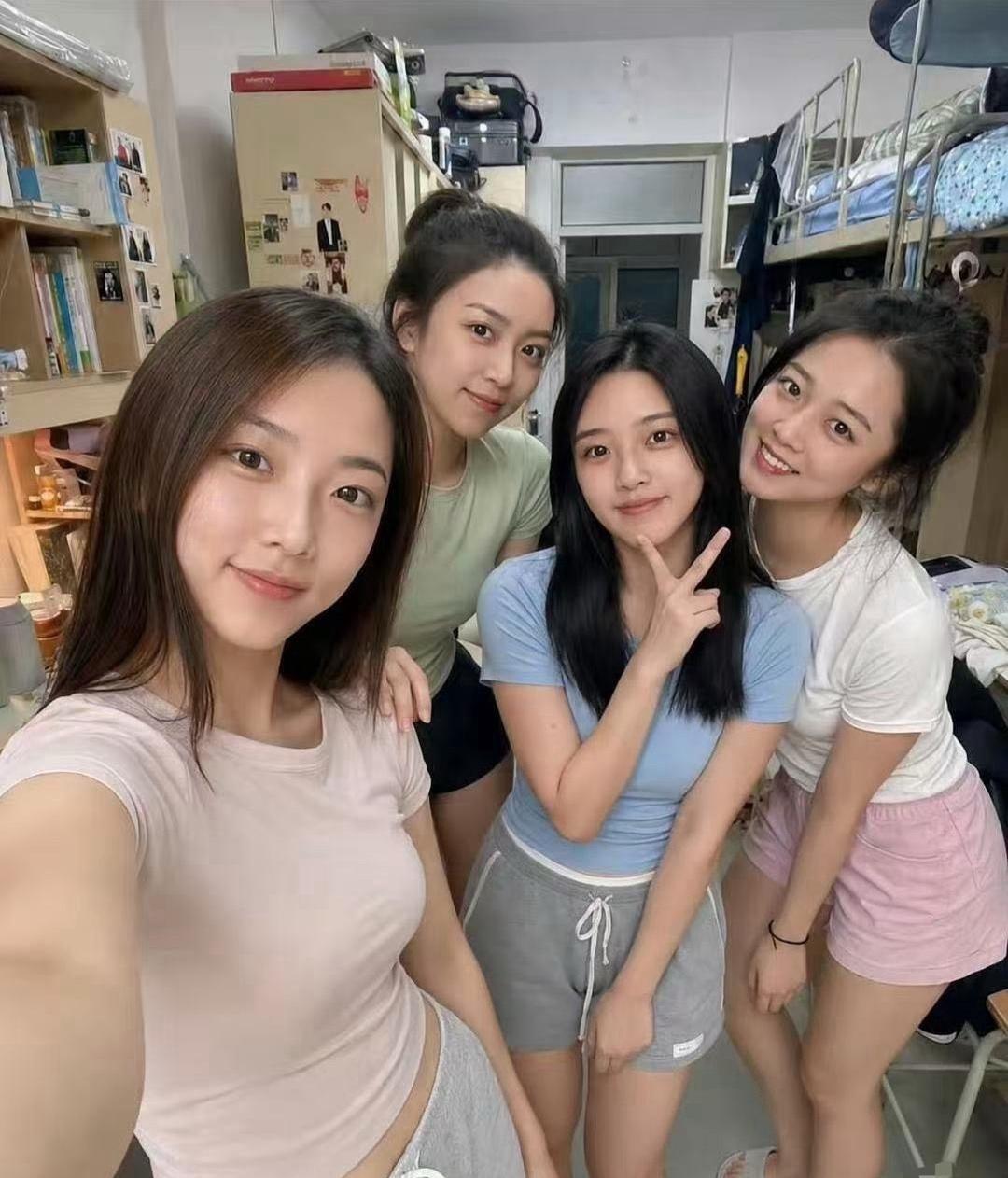 镜头里四位女生，你觉得谁才是当年的校花？
 
每个人的气质各不相同，有的温婉恬静