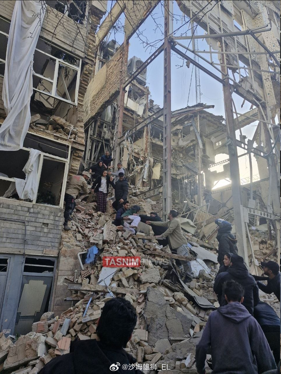 美国/以色列空军在德黑兰轰炸住宅楼的结果，目前伊朗多地都在报告平民伤亡。 