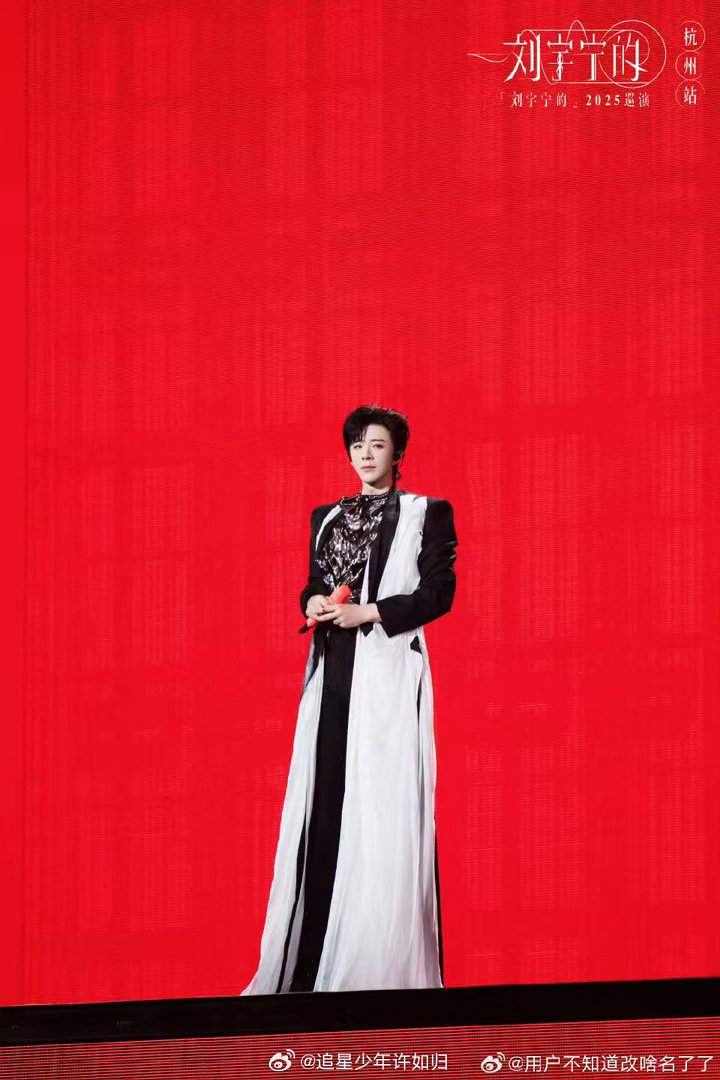 刘宇宁国外出差还是吃中餐 新西兰待了几天，西餐没少吃，但最后还是得找中餐垫肚子。