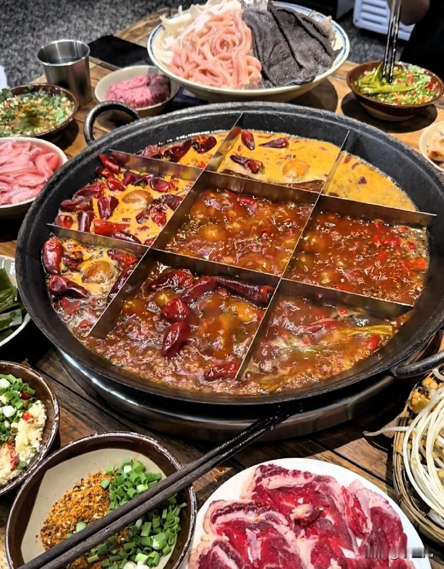 老铁们，一口成都火锅，治好了我的所有不开心
 
毛肚七上八下涮出脆劲儿，鸭肠裹满