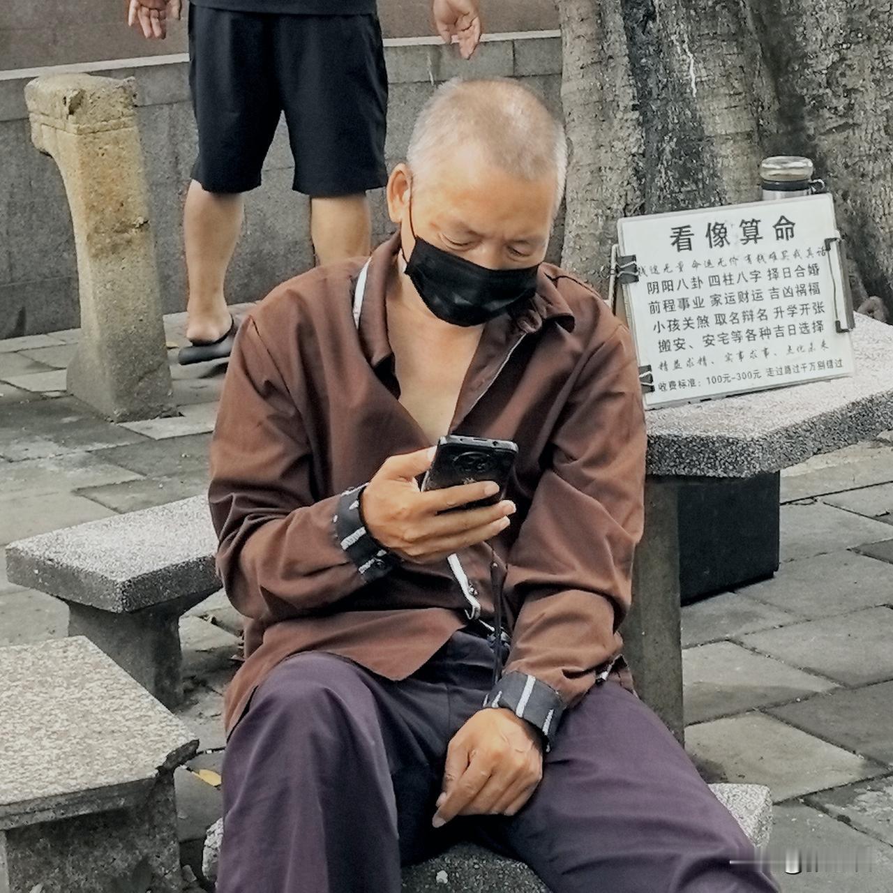 手机扫街，人间烟火。
​傍晚，在城中村转悠，感觉离他们很近，还可以再近一点。他们