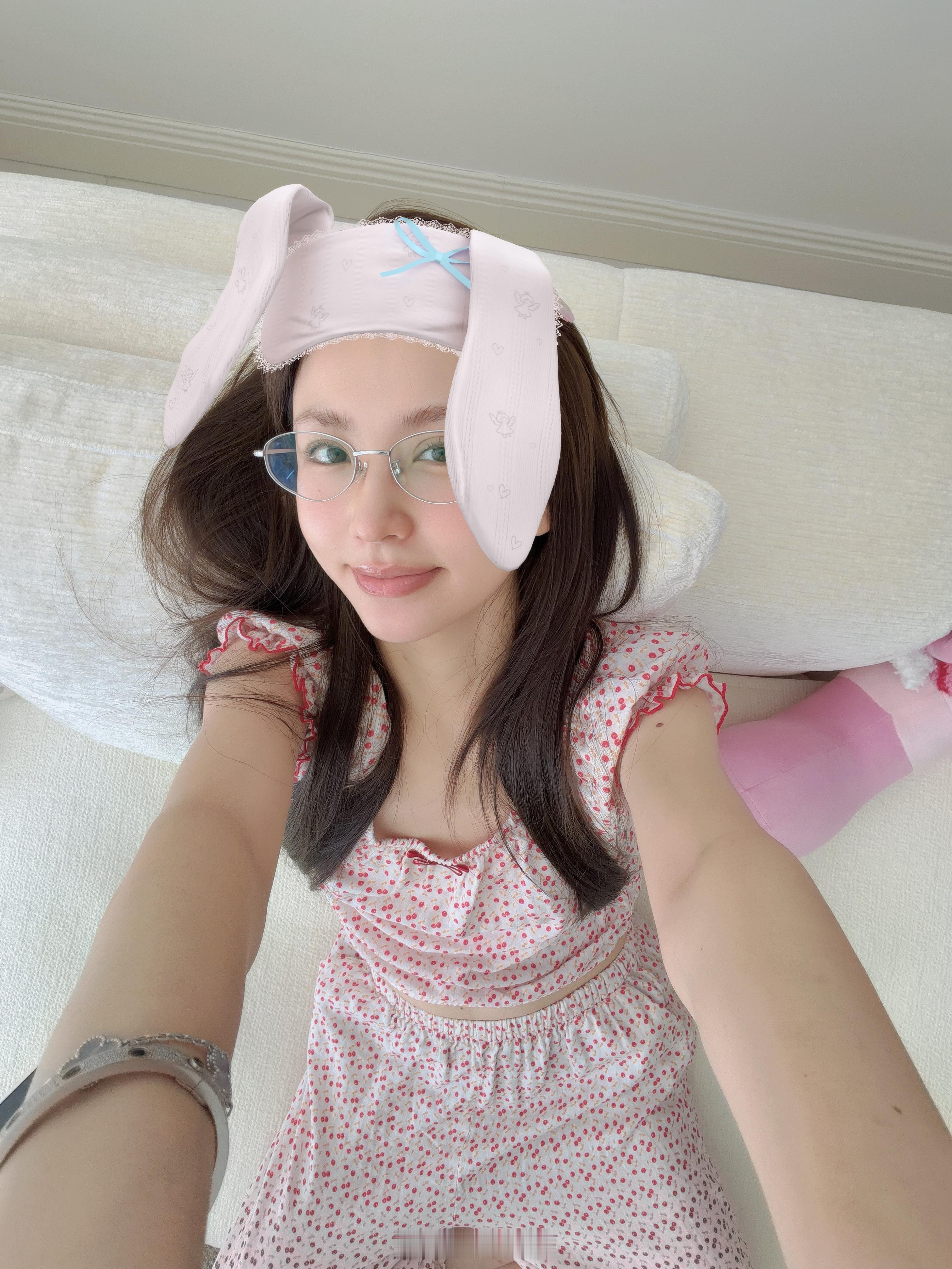 今天母女三人在家休息一下准备找个剧看看[思考] ​​​