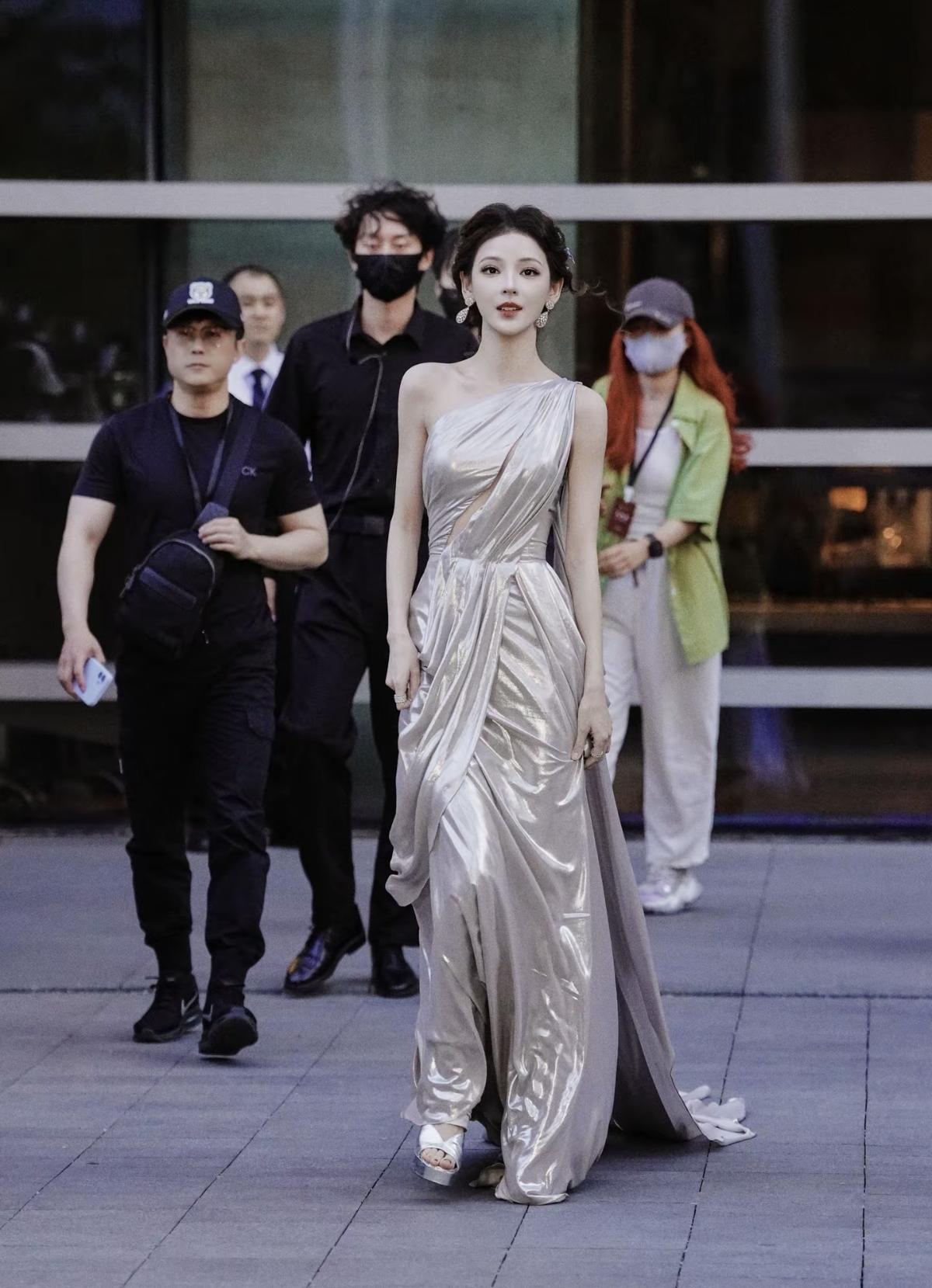 张予曦的银色斜肩长裙，像从月光里走出来的古希腊女神，清冷又贵气[赞] 张予曦的造