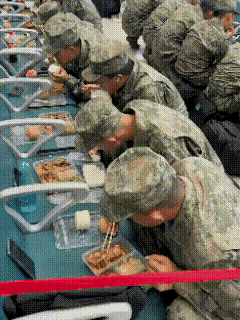 过去叫：吃军粮。
新兵蛋子的第一次饭……