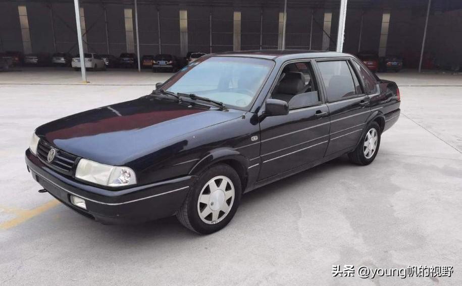 一款经典的轿车，桑塔纳2000。这款车是在2000年代初期上市的，属于桑塔纳车型