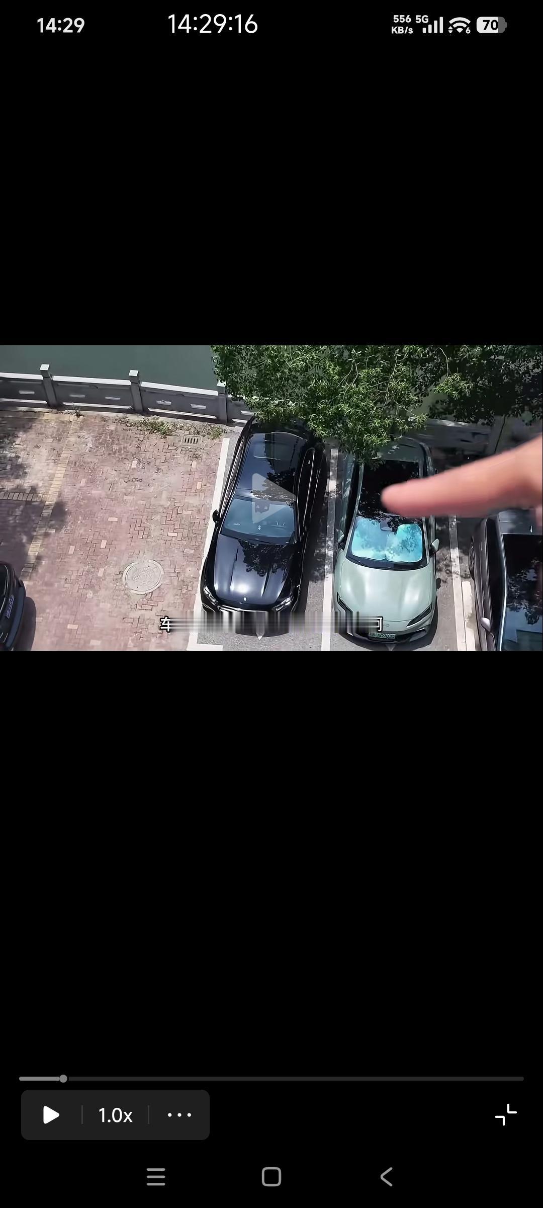 大奔这个功能好高级，国产车要学一学。

网友晒出了他的远程启动功能，夏天室外温度