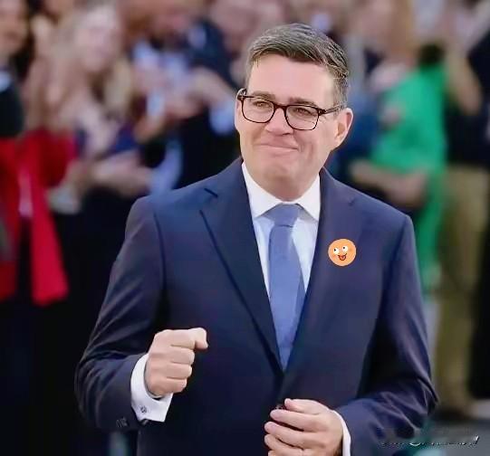 英国新首相安迪·伯纳姆干了一件让全世界都盯着的大事，8月18日他直接公开表态，说