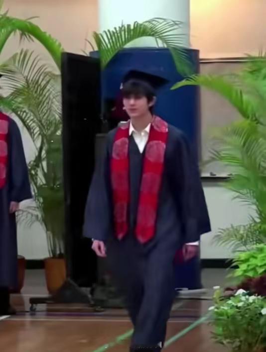 袁咏仪儿子高中毕业，长得很帅但走路驼背，体态还不如54岁张智霖！ ​​​