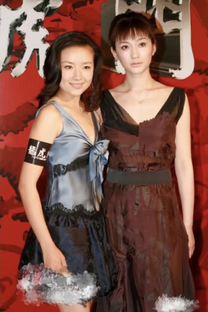 30岁的李小冉和26岁的董洁同框。
清纯可人的董洁在“合影杀手”李小冉身边，瞬间