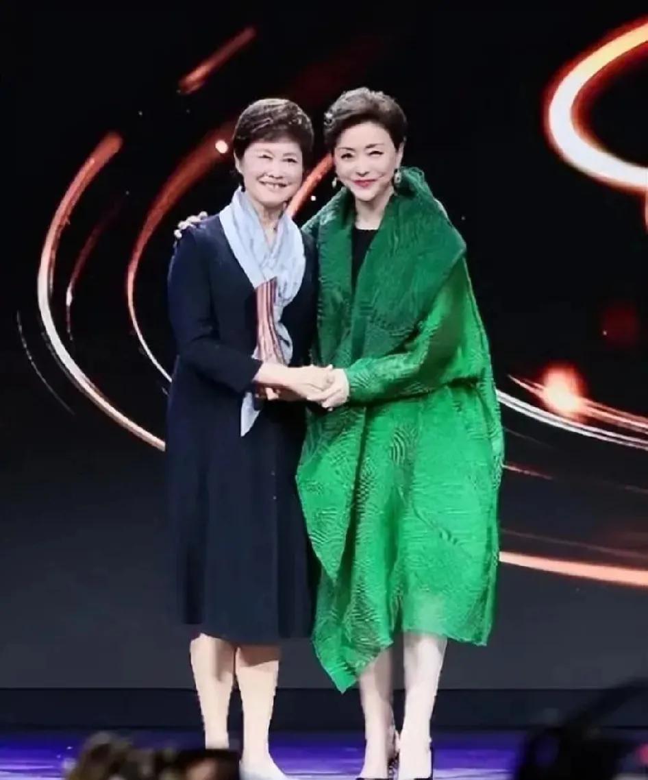 不论年龄，凭她俩的学识，才华，和气质，是不是看起来就非常美。而且，日后更不会受年