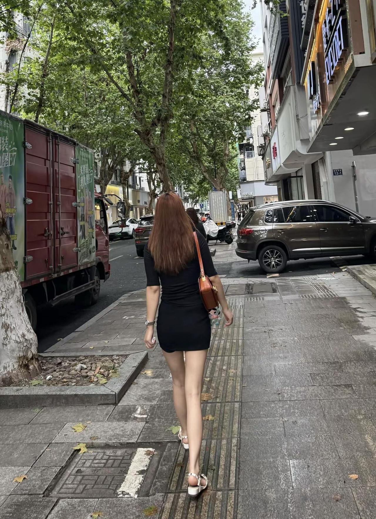 命运在新陈代谢，很深的东西变得很浅，某一天我们都会很平静的接受一切。