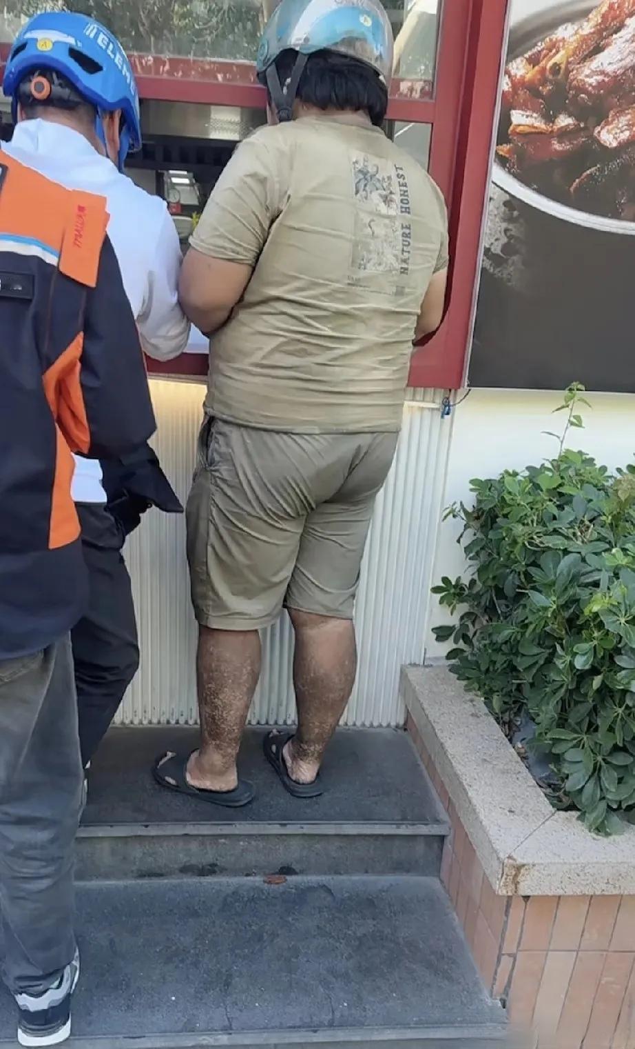这个外卖员送来的外卖你还敢吃吗？
看到这个外卖员的背影，直接给人给看懵了，要不是