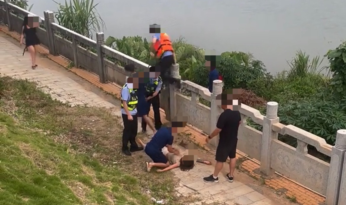 【玉林北流一女子跳江河里被民警救起】6月3日，网友爆料称：玉林市北流有一名女子跳