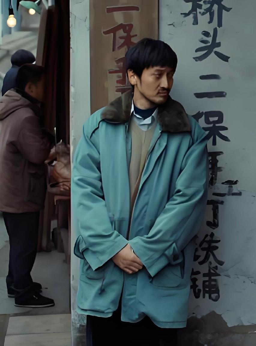 大家有没有发现，

就王传君演的这个案犯刘永坤，

他不光有写作这条活路，其实就