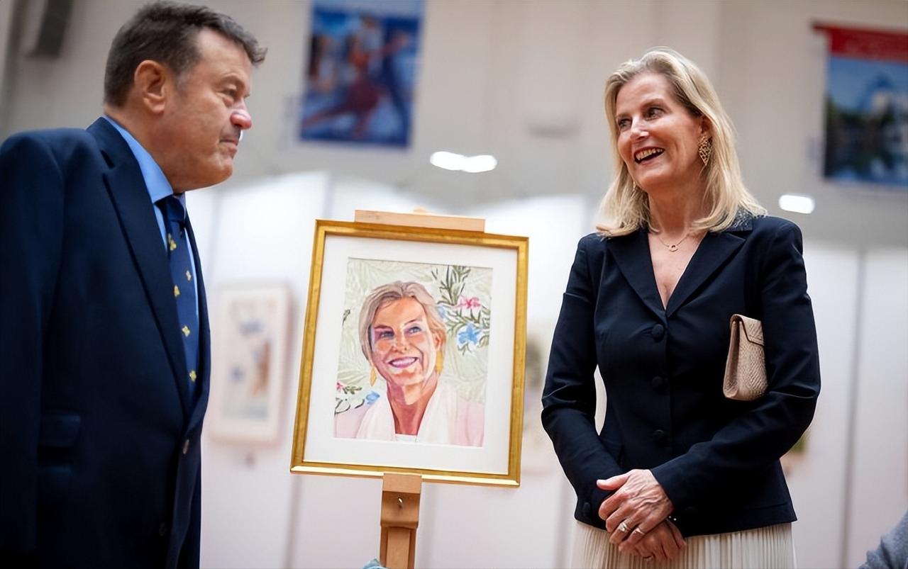 英国王室没人理会米国作妖夫妇[呲牙]
爱丁堡公爵夫妇在伦敦分别参加公务，
苏菲为