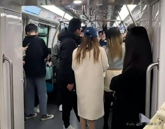 12月8日，杭州地铁车厢内，一女子怀疑自己被旁边的大叔偷拍，坚持要检查男子的手机