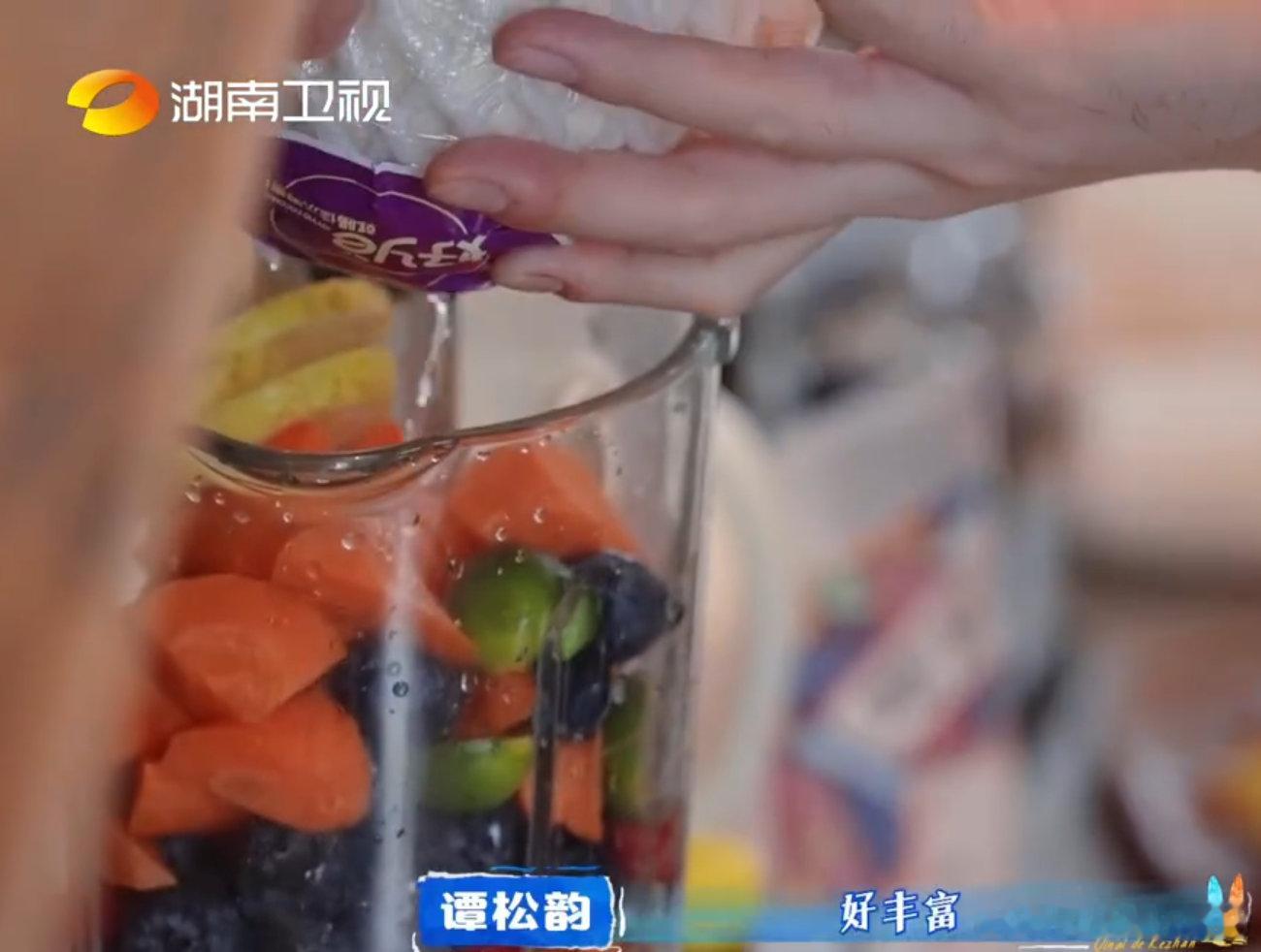 何炅也被秦岚的榨汁呛到了生动形象的形容，脖子都抻长了也太好笑了亲爱的客栈