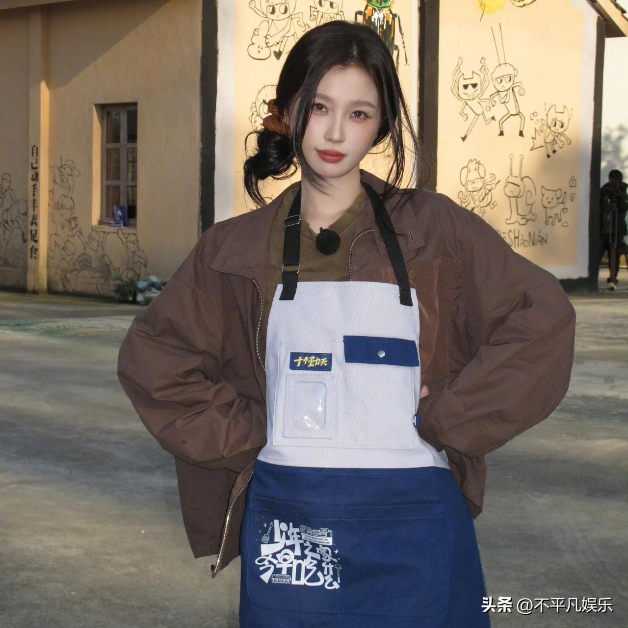 之前总在屏幕里看虞书欣，角色里的灵动劲儿把身高的感知全盖过去了，直到线下活动的路