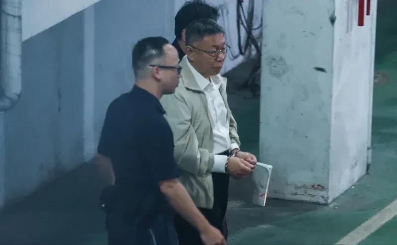 民众党主席柯文哲因涉及京华城弊案，于昨晚被法官吕政烨裁定羁押禁见。这一事件引发了