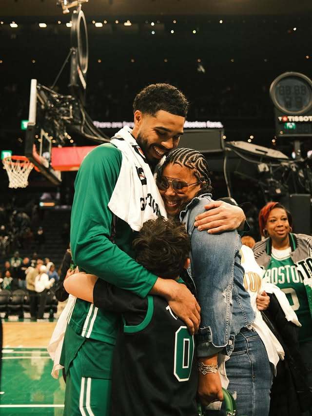 塔图姆在妇女节被问到母亲对他的影响：“妈妈对我来说意味着整个世界。这一路走来，她