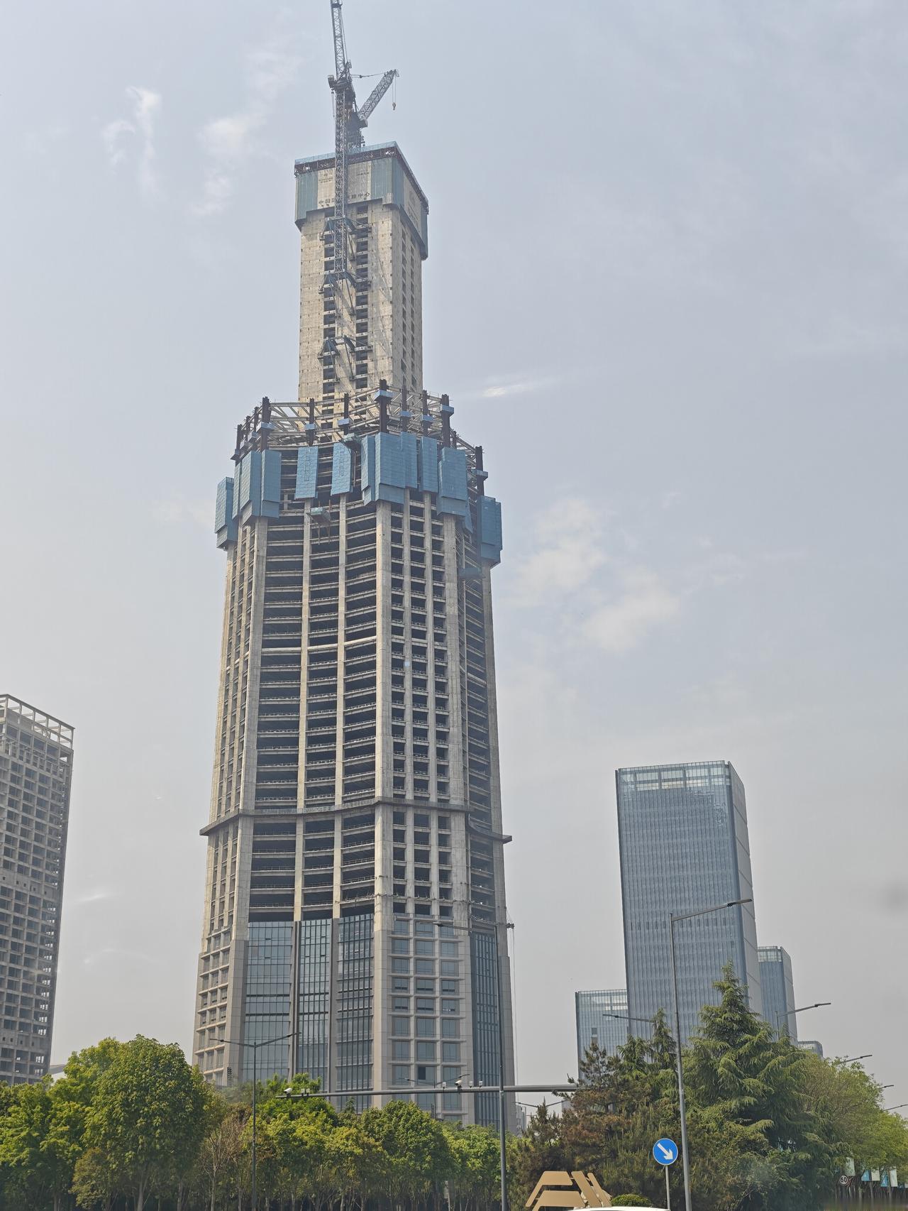 每次路过看见这个地标性建筑，心里飘过两个字：可惜！