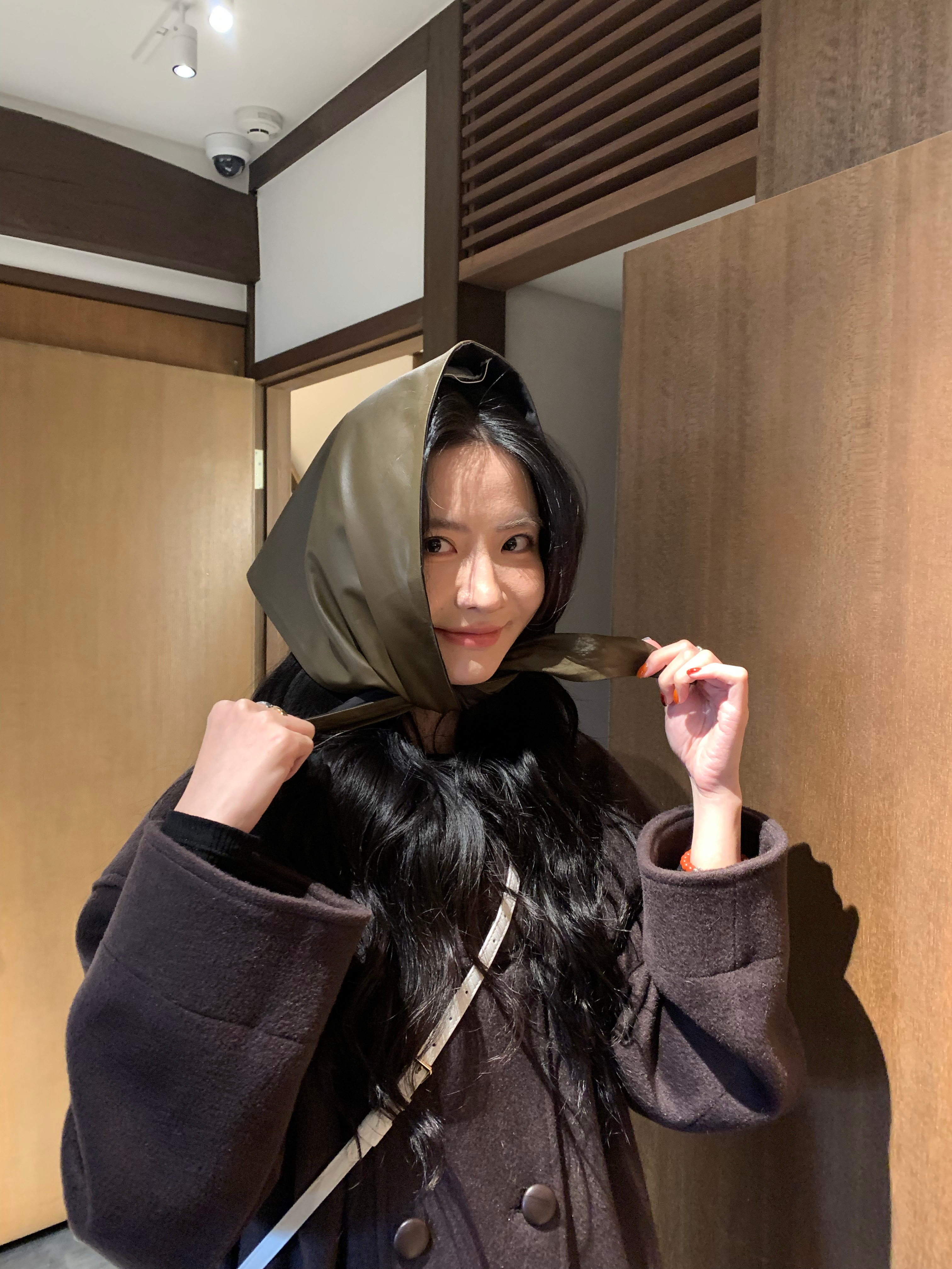 这个颜色真的巨美的有点小斗篷的感觉 帽子戴上有点小巫师又乖巧又女人 那天我怎么拍