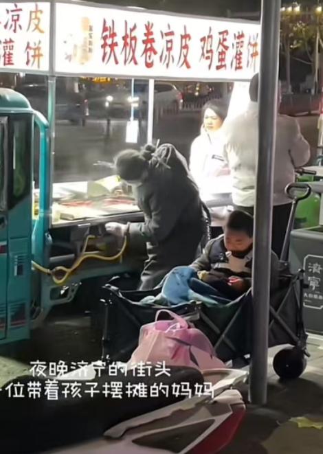 山东济宁，女子带着自闭症的儿子摆摊，男子却厚着脸皮问女子能不能请他吃一份凉皮？女