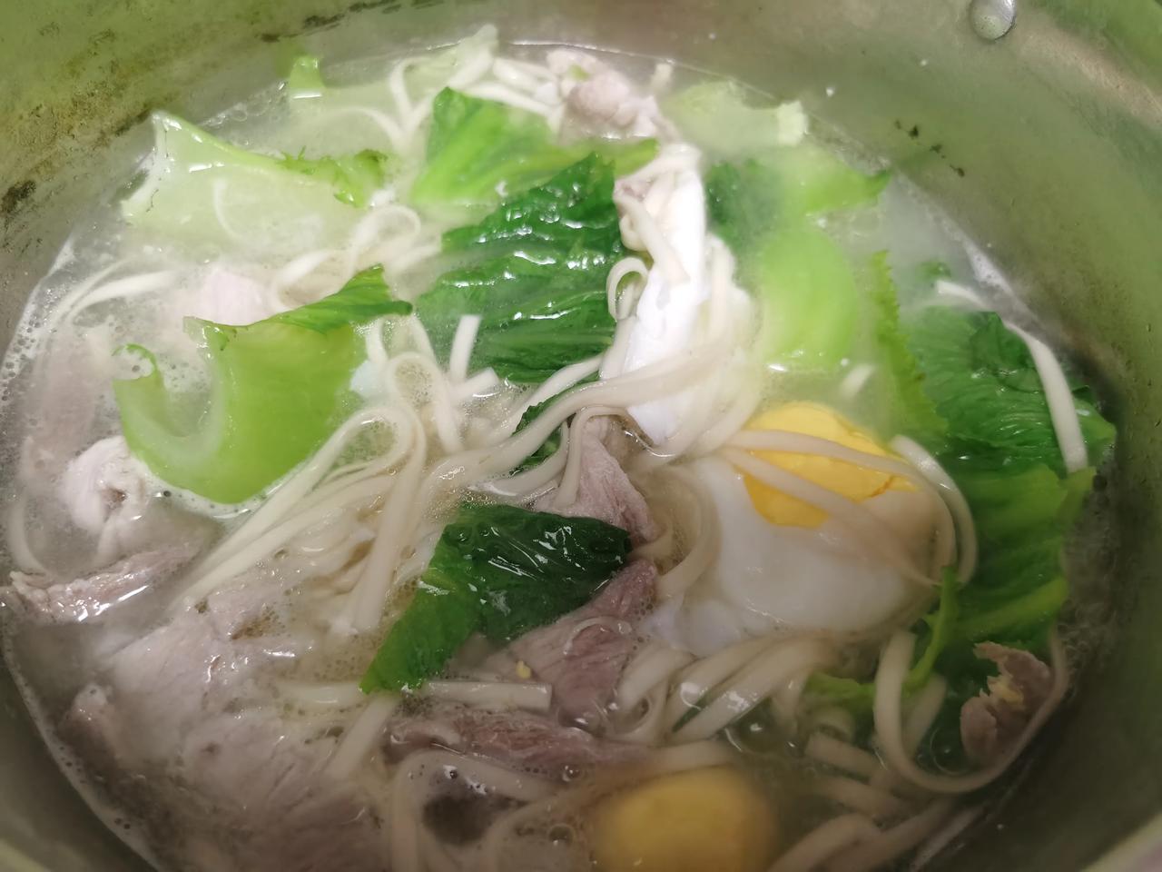 #记录秋日生活点滴# 晚上不怎么饿，小孩睡到六点多才醒，好久没吃面条了，今晚煮了