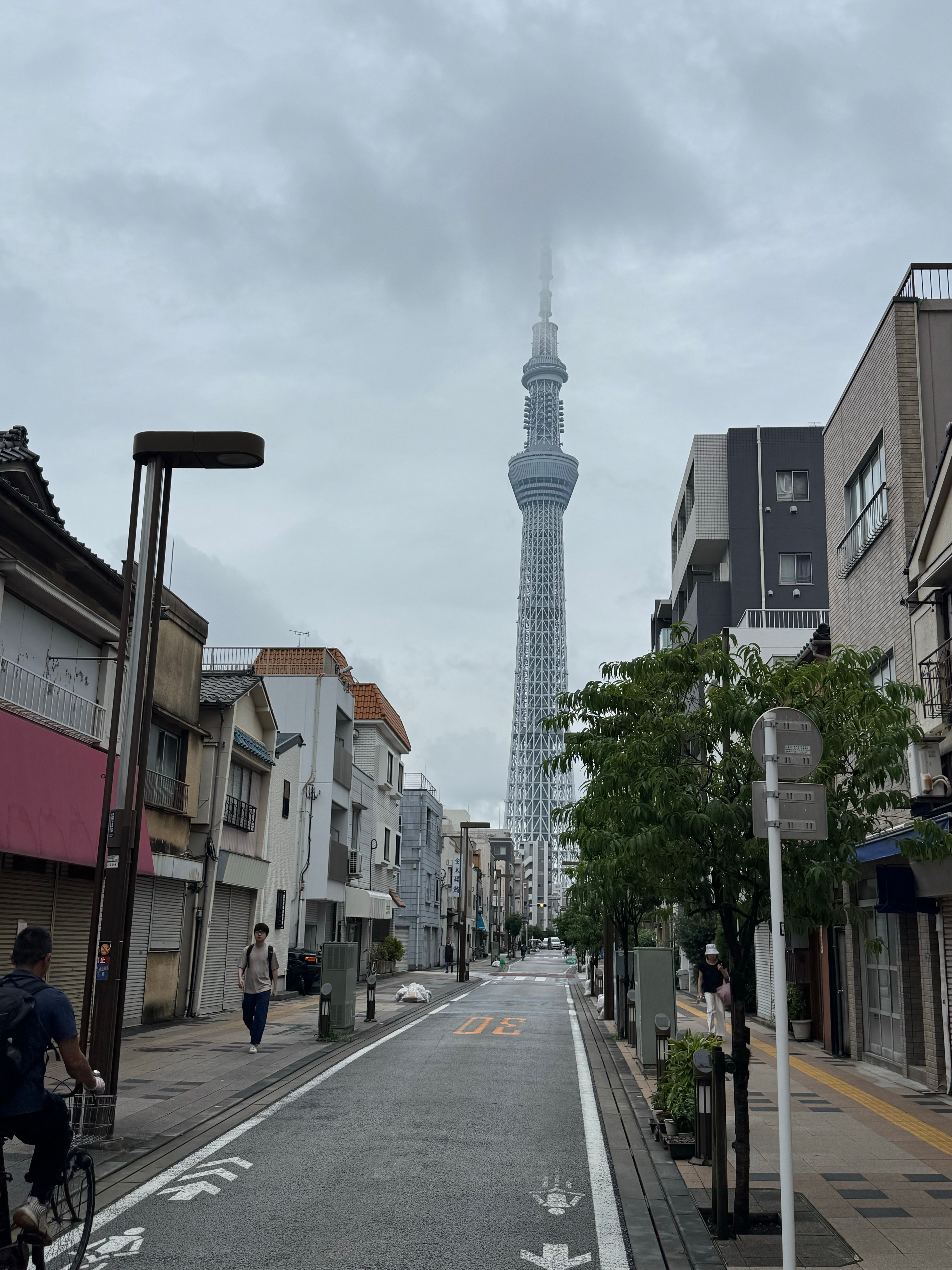 今天的东京晴空塔云山雾罩