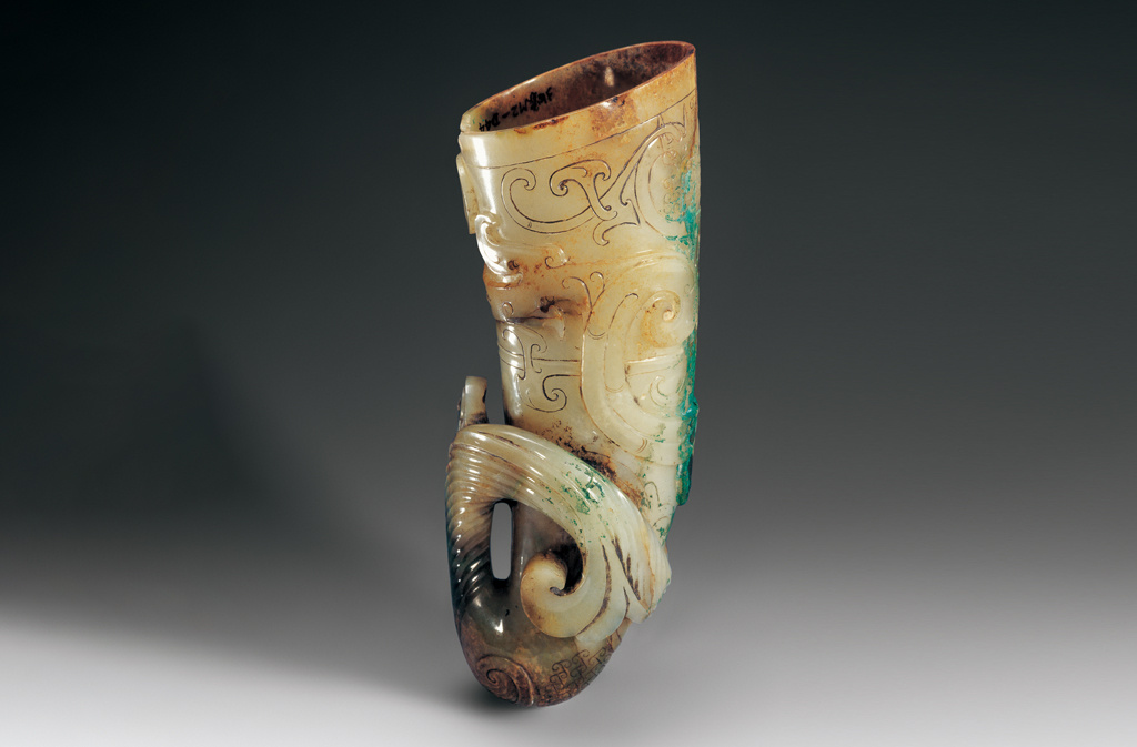 广州西汉南越王墓出土的西汉:犀角形玉杯. 整块玉料雕琢而成 