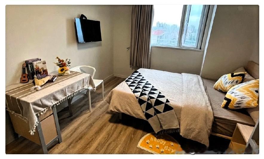 1500块一个月，住进华住的客房。不是合租房的单间，是带品牌家电、24小时安保的