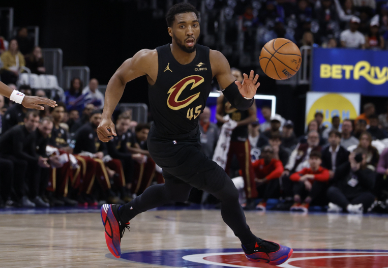 NBA季后赛东部半决赛G4，骑士112-103击败活塞。米切尔上半场8中1仅得4