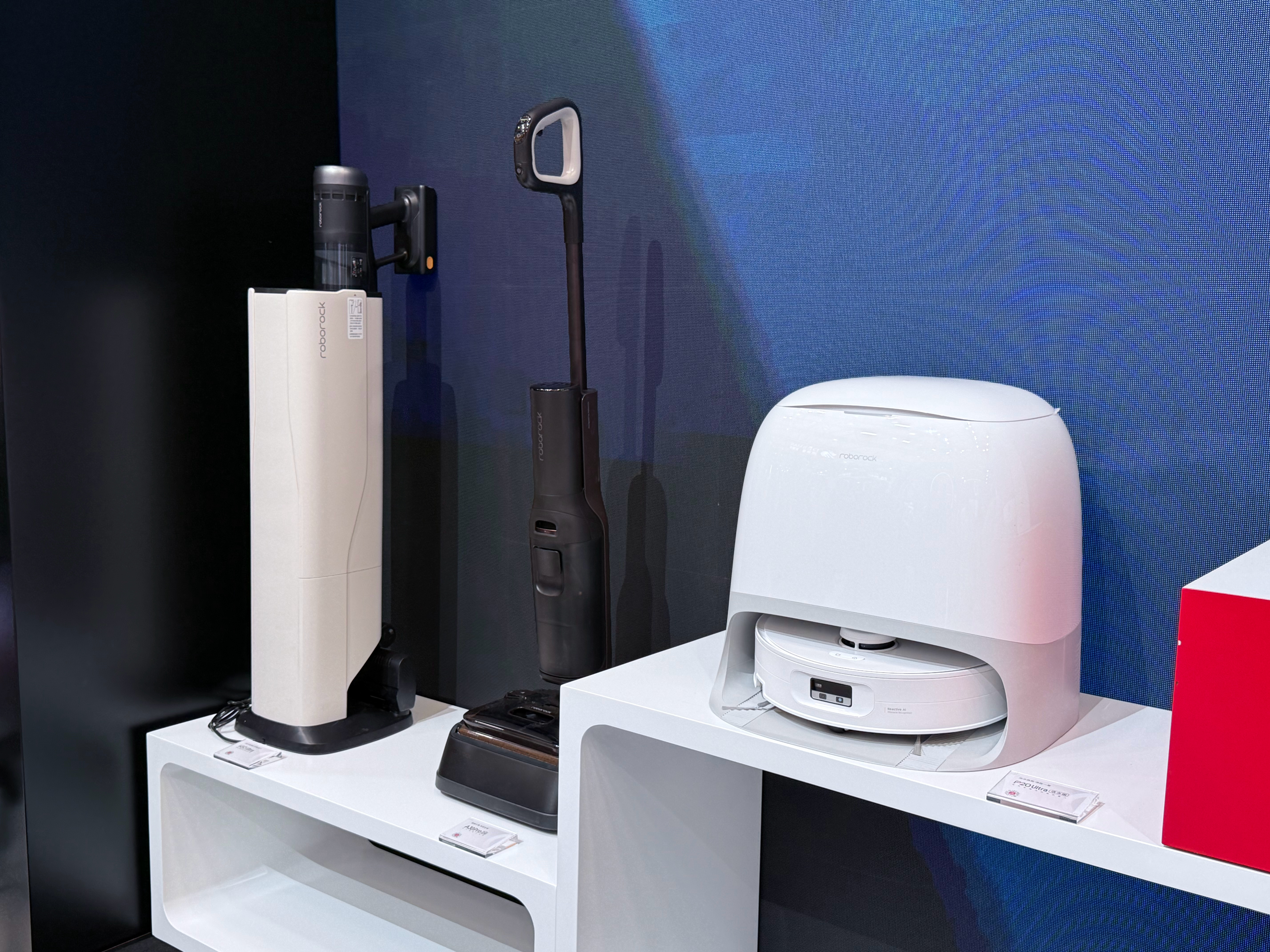 石头这两年真是开挂了～展台布置的很丰富啊。抬头就能看见石头扫地机器人销量全球第一