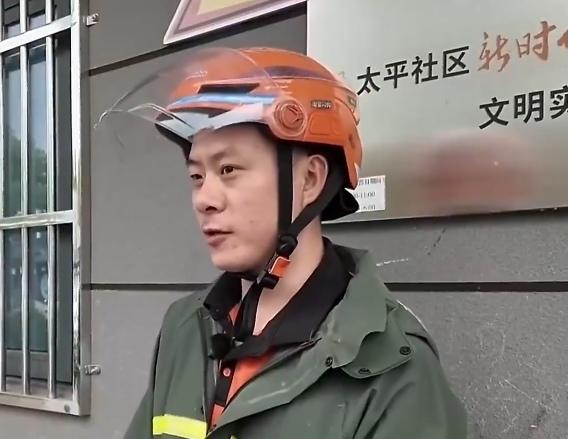 生死瞬间，最能看清普通人的善良与担当。

近日，南京一处停车场内，惊险一幕突然上
