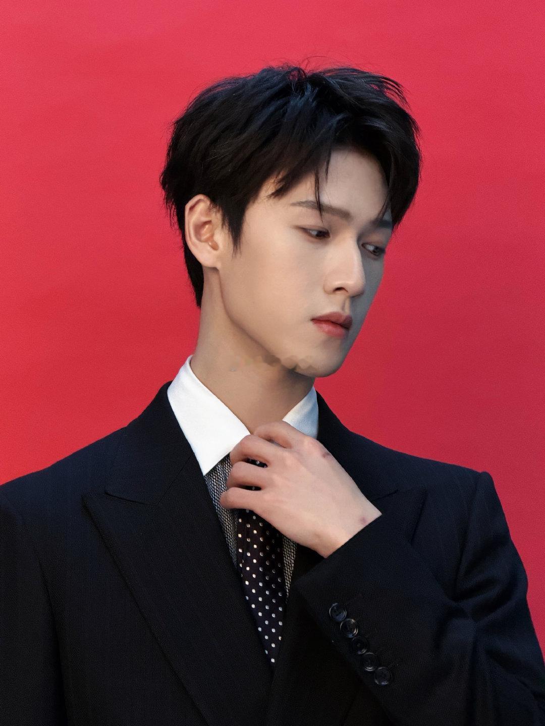 李昀锐一部一部到一步一步 初识在创舞台青涩耀眼，再见已是实力影视新星！李昀锐一路