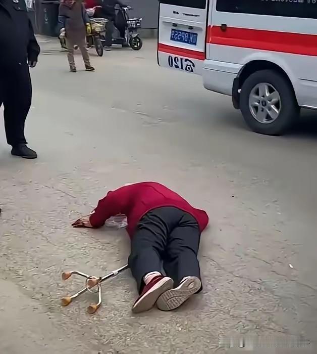 事件完整评析
 
一、事情始末
 
杭州一位62岁阿姨在路上意外摔倒，在路边躺了