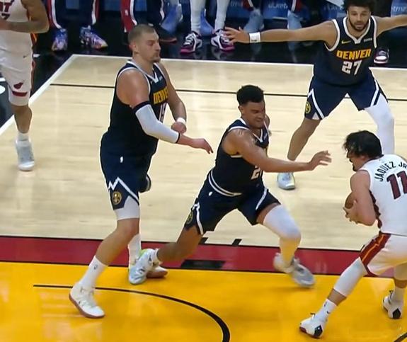 **约基奇左膝受伤事件原創文案建議（優化版）**北京時間12月30日，掘金客場挑