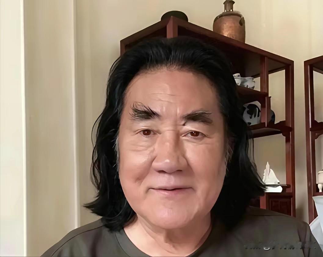 75岁的张纪中为了小娇妻剃掉留了40年的胡子，还染黑了头发，这操作真是够拼的。照