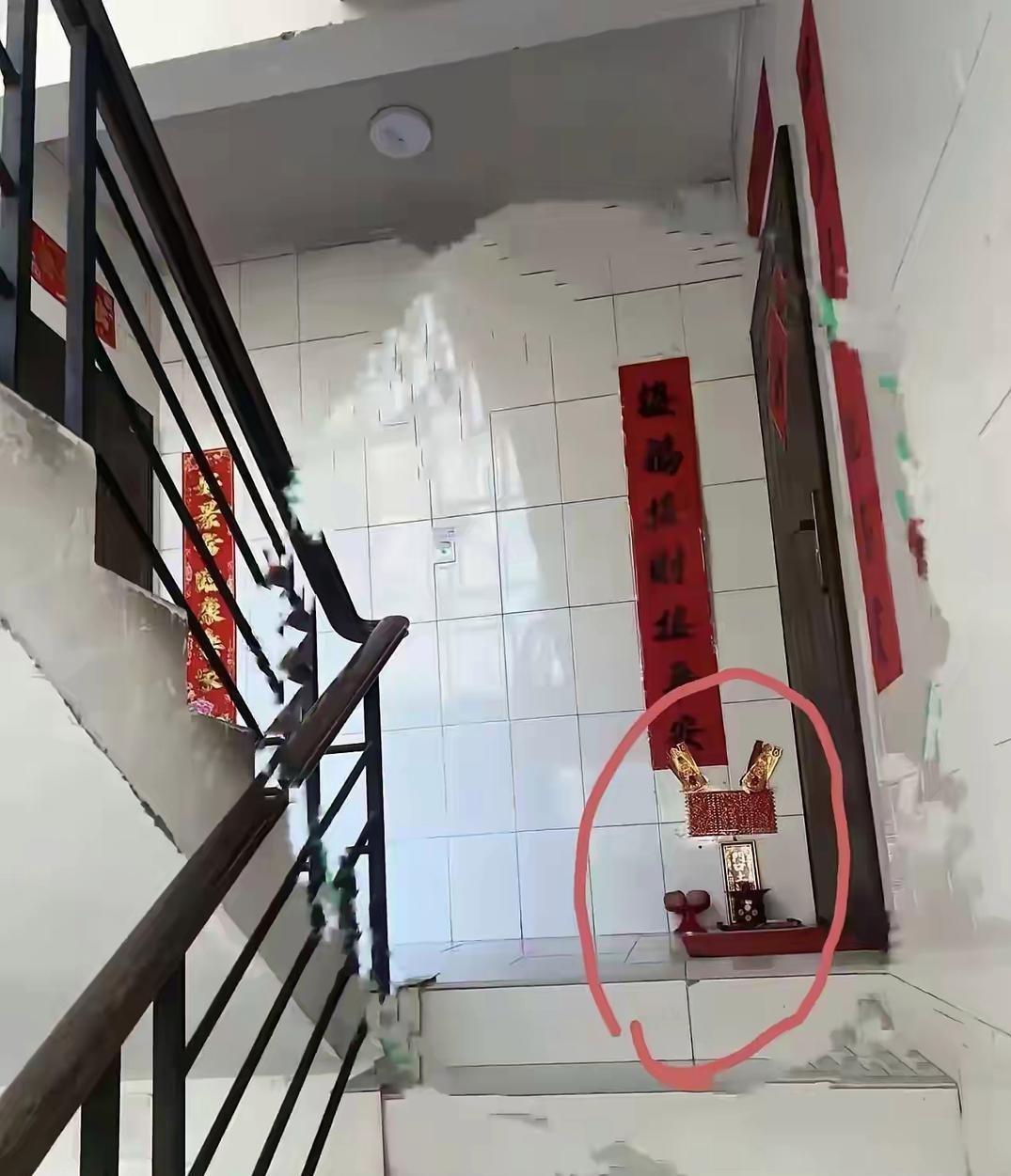 过年走亲戚，在三楼看到的，也不知什么风俗习惯，怎么还在门口摆上了?后边牌位上只露