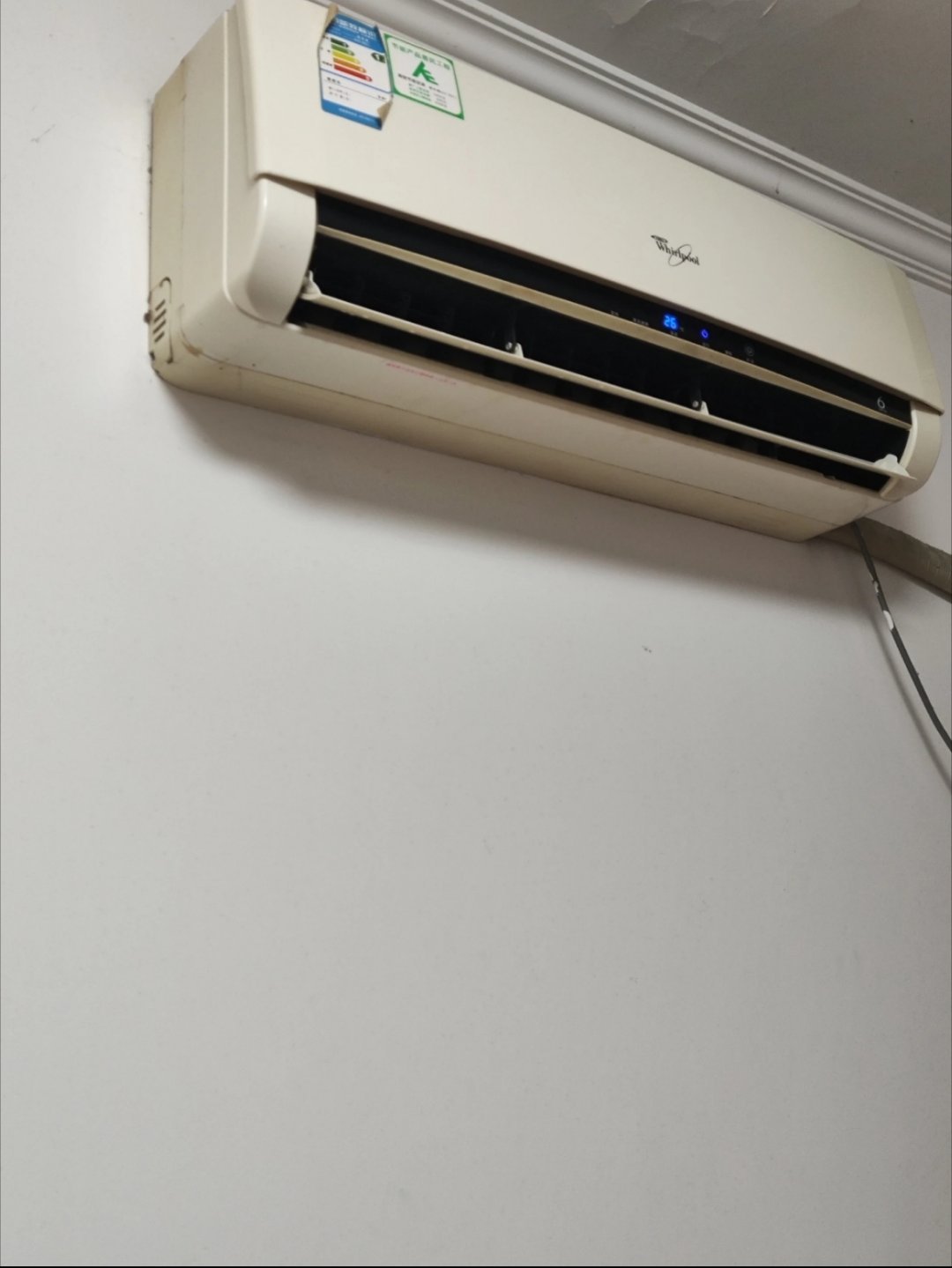 其实空调越用越吵，我反而觉得不全是“坏了”，更多是结构慢慢松了：外机支架共振、螺