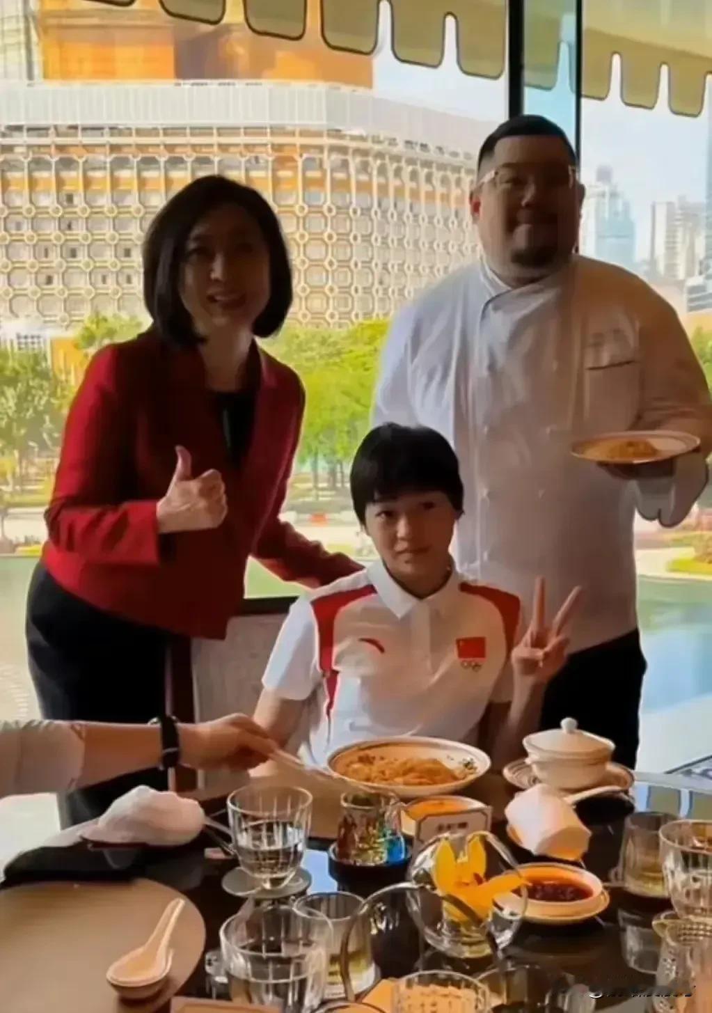 全国人都知道这张照片意味着什么。

左边是澳门永利皇宫酒店，董事长陈志玲。这家酒