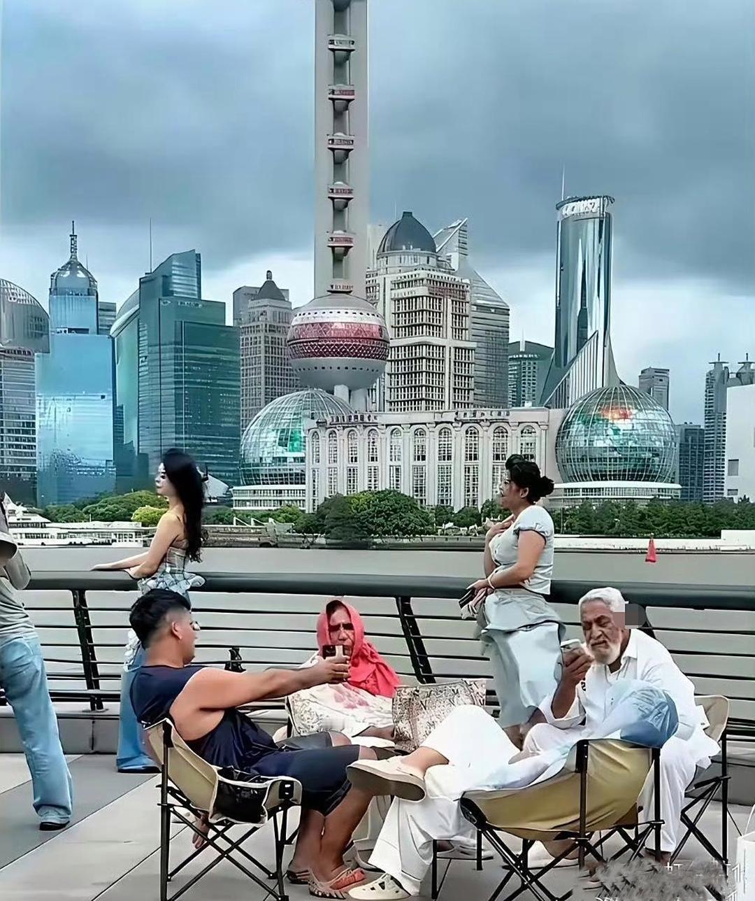 外滩变“客厅”？印度游客随意坐卧引争议：规矩面前没特例

印度高种姓家来上海，带