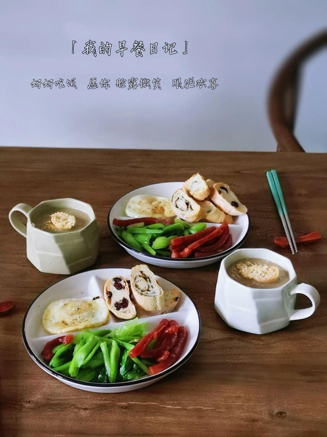 老两口的早餐｜饮食简单干净，像馒头的面包