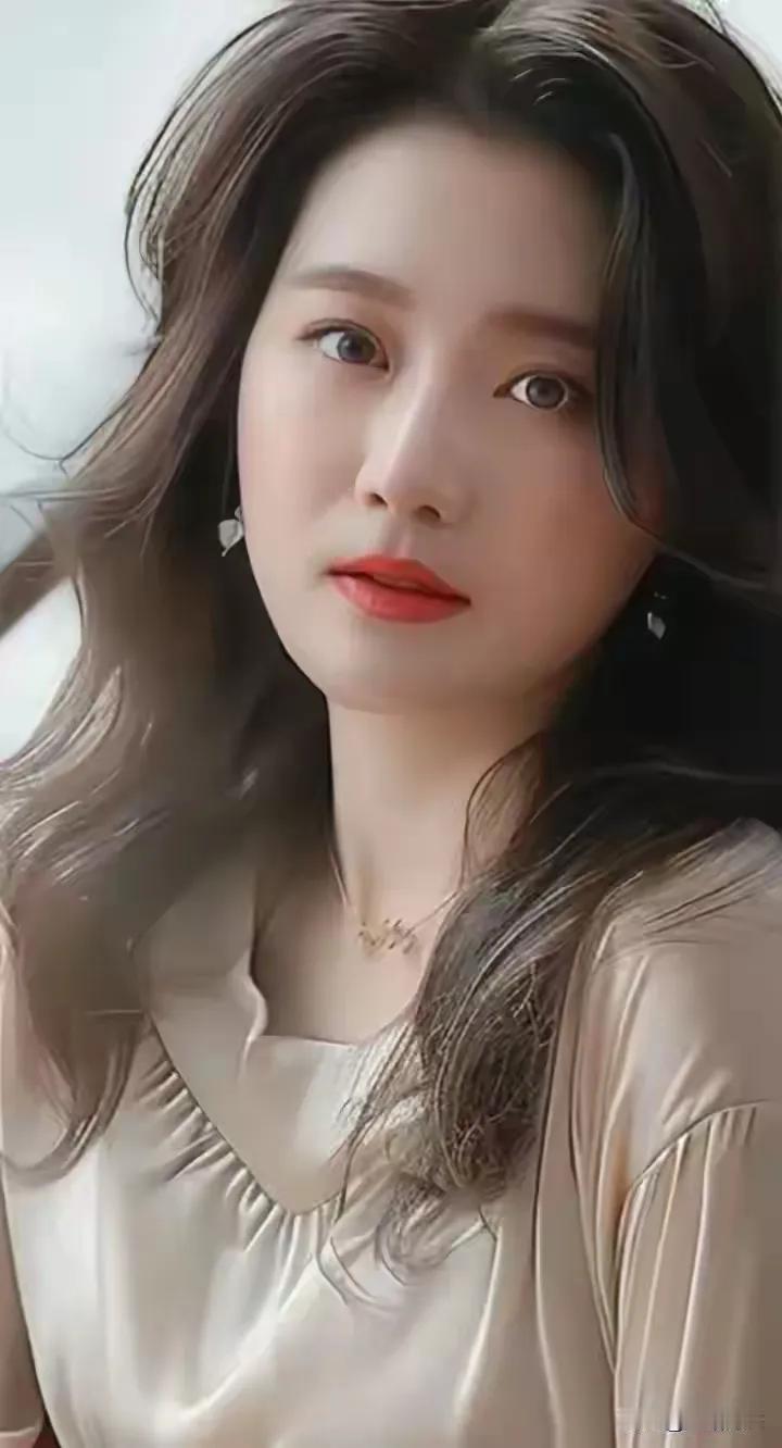 你的美，像那一抹红唇。